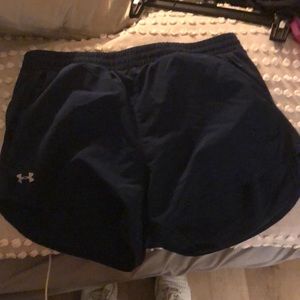 Discontinued navy blue under armour shorts with pockets. Medium